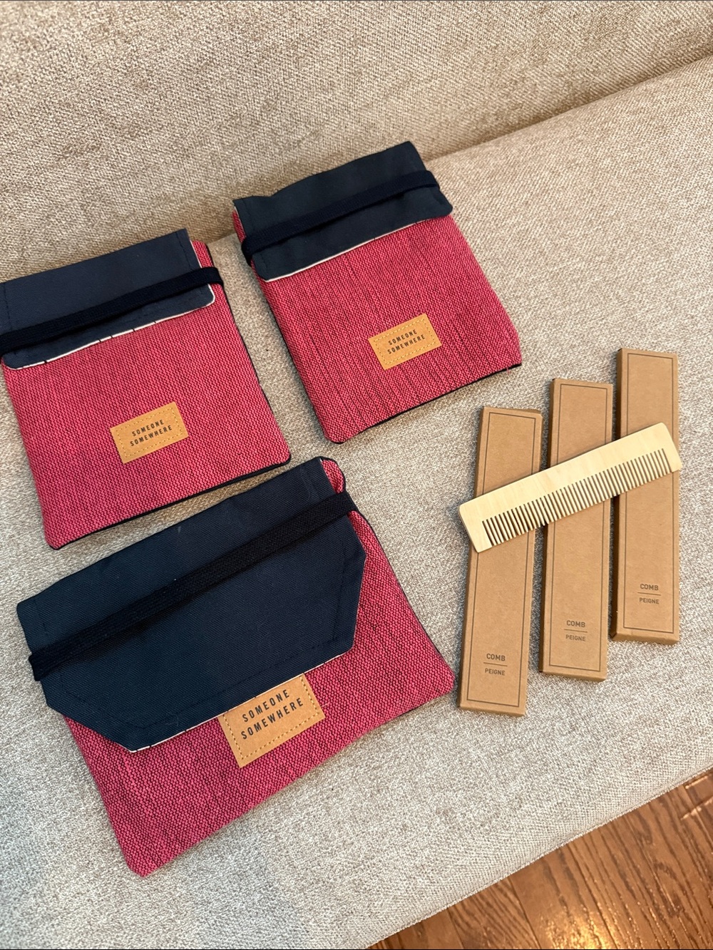DELTA First Class Red and Navy Travel Pouches Set of 3 Wooden Combs